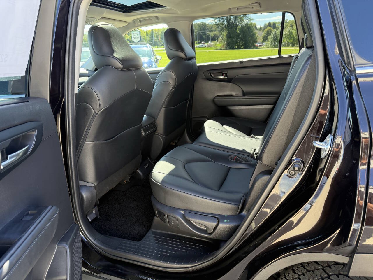 Used 2021 Toyota Highlander XLE AWD/4WD image 6