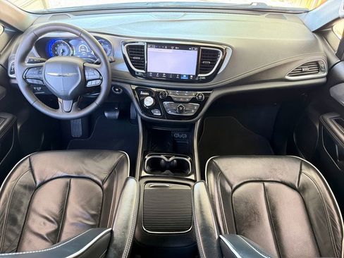 Used 2025 Chrysler Pacifica Limited FWD image 24
