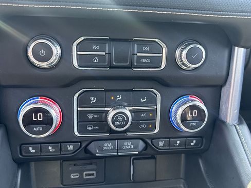 Used 2021 GMC Yukon SLT w/ SLT Premium Package AWD/4WD image 24