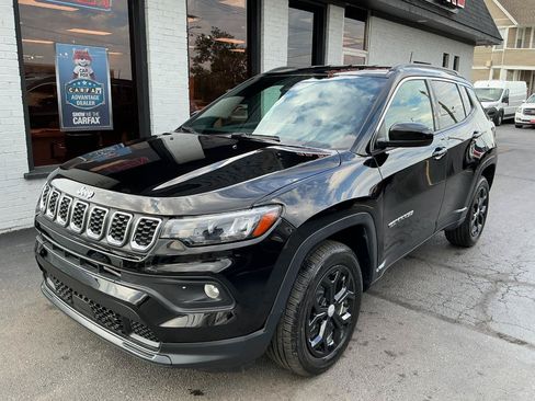 Used 2024 Jeep Compass Latitude AWD/4WD image 2