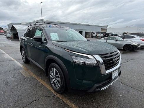 Used 2023 Nissan Pathfinder SL image 2