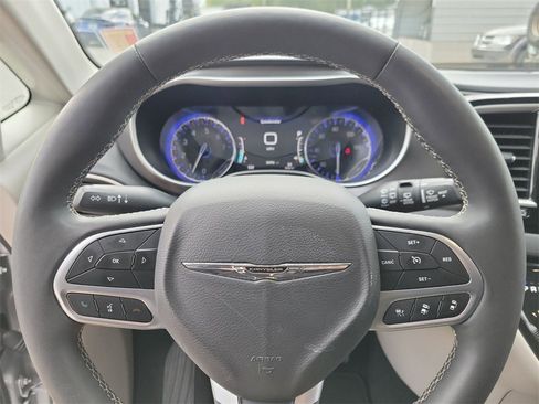 Certified 2024 Chrysler Pacifica Touring-L image 22