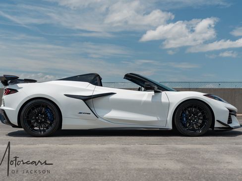 Used 2024 Chevrolet Corvette Z06 RWD image 7