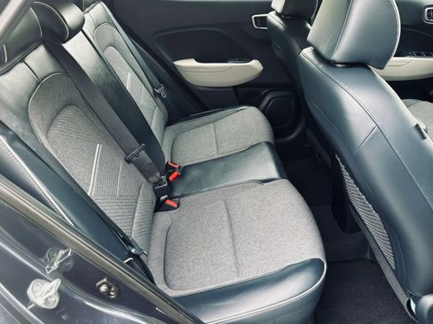 Used 2021 Hyundai Venue FWD image 17
