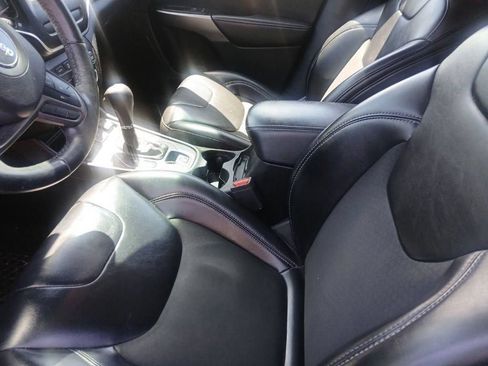 Used 2019 Jeep Cherokee Latitude Plus w/ Cold Weather Group AWD/4WD image 4