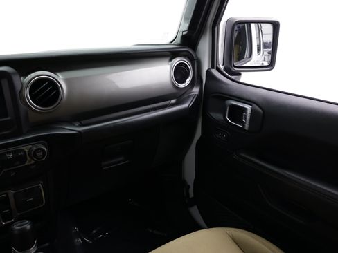 Used 2020 Jeep Wrangler Unlimited Sahara AWD/4WD image 30