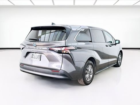 Used 2025 Toyota Sienna LE FWD image 4