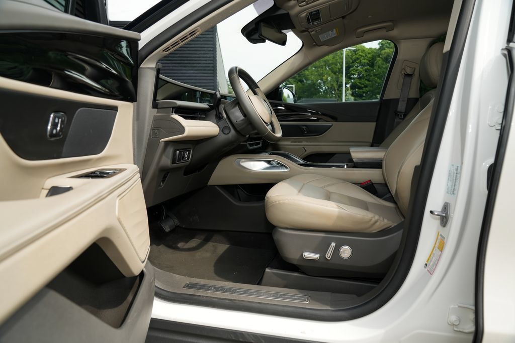 Used 2025 Lincoln Nautilus Premier AWD/4WD image 20