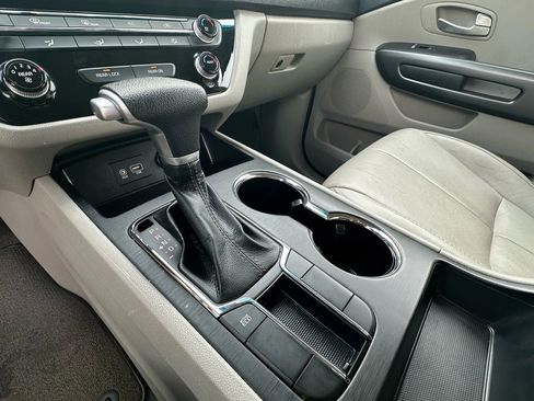 Used 2020 Kia Sedona L image 28