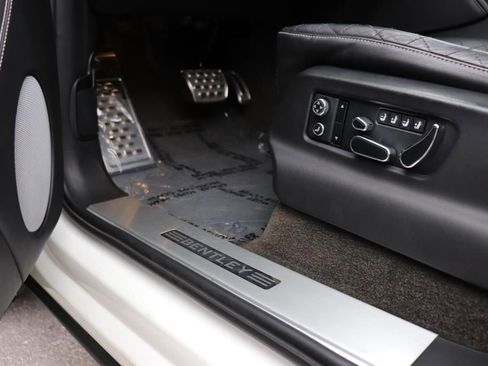 Used 2017 Bentley Bentayga image 18