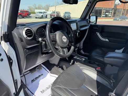 Used 2016 Jeep Wrangler Unlimited Rubicon w/ Connectivity Group AWD/4WD image 8