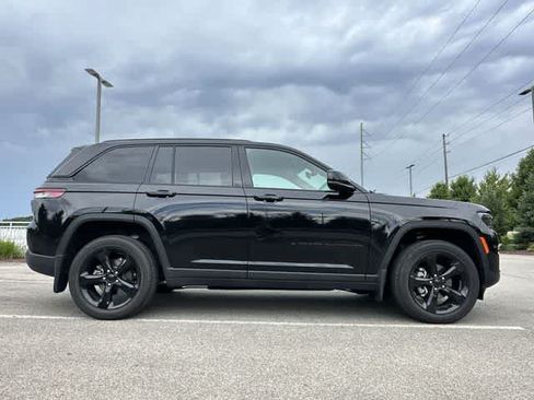 Used 2025 Jeep Grand Cherokee Altitude AWD/4WD image 3