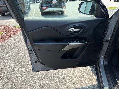 Used 2019 Jeep Cherokee Latitude Plus w/ Cold Weather Group AWD/4WD image 11