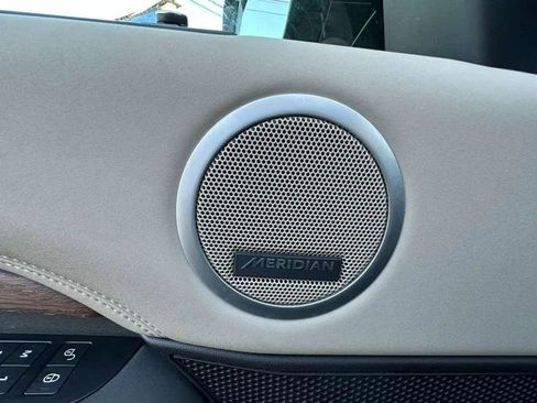 Used 2017 Land Rover Discovery HSE AWD/4WD image 13