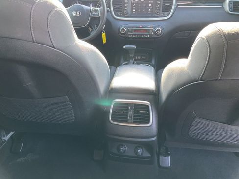 Used 2019 Kia Sorento LX image 35