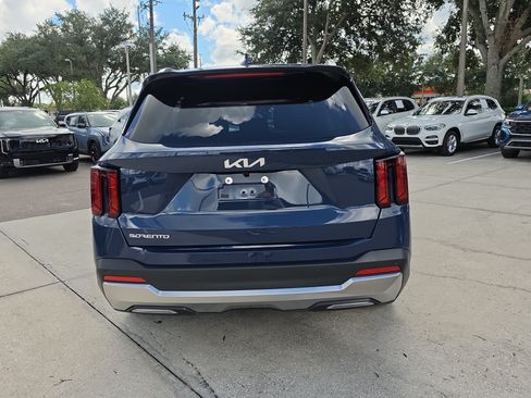 Certified 2025 Kia Sorento S FWD image 7