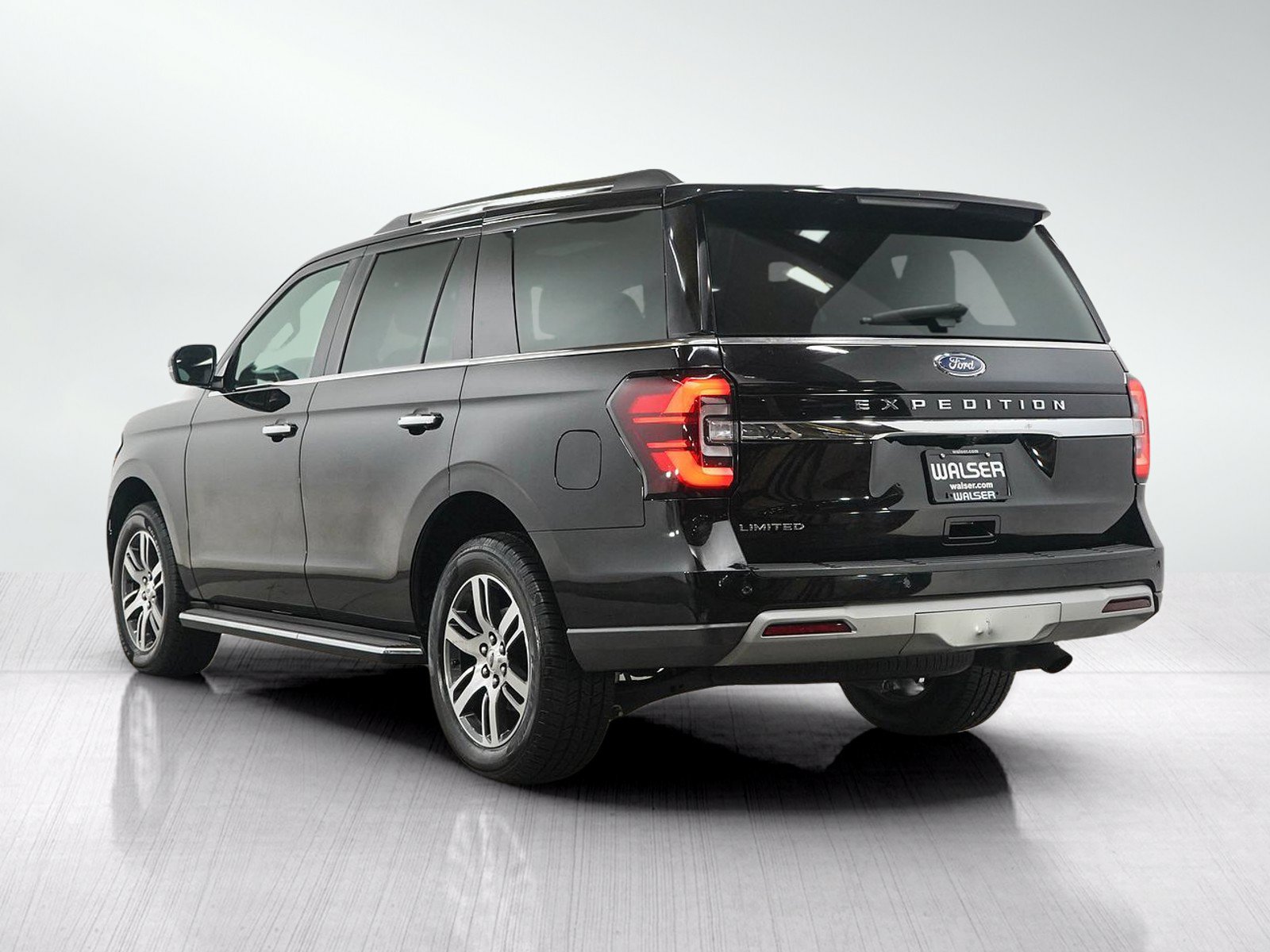 Used 2023 Ford Expedition Limited AWD/4WD image 3