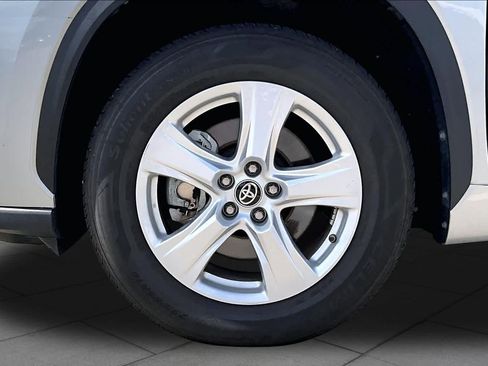 Used 2025 Toyota Highlander XLE FWD image 11