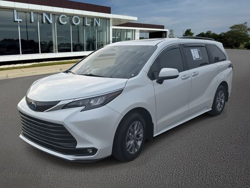 Used 2025 Toyota Sienna XLE image 1