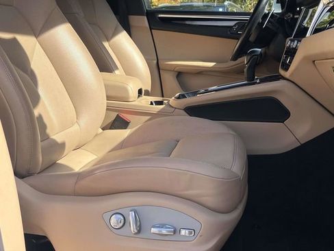 Used 2023 Porsche Macan Turbo image 17