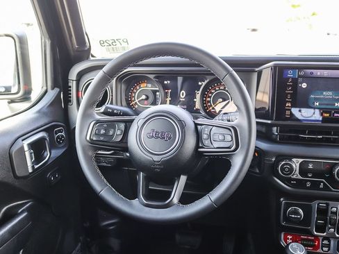 Used 2025 Jeep Wrangler Unlimited Rubicon AWD/4WD image 15