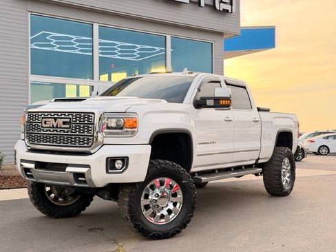 Used 2019 GMC Sierra 2500 Denali w/ Duramax Plus Package AWD/4WD image 4
