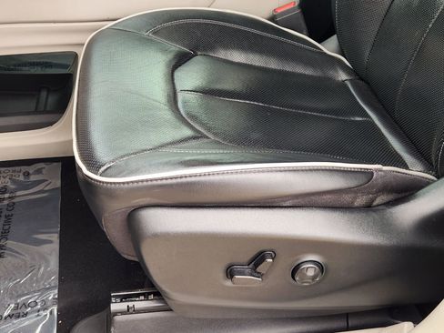Used 2023 Chrysler Pacifica Limited FWD image 24