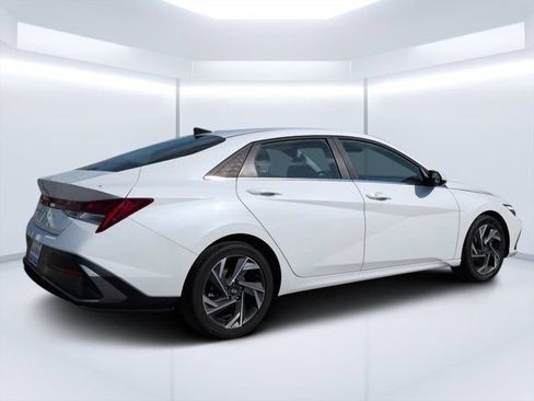 Used 2025 Hyundai Elantra SEL FWD image 3