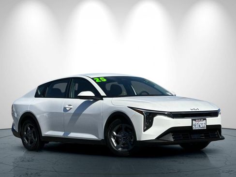 Used 2025 Kia K4 FWD image 2