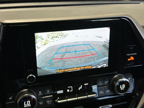 Used 2024 Toyota Highlander XLE FWD image 6