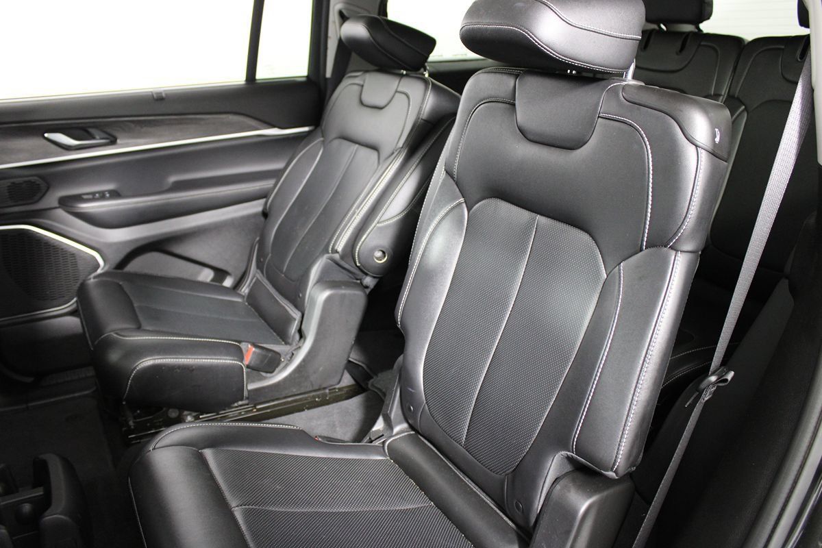 Used 2023 Jeep Grand Cherokee L Limited w/ Luxury Tech Group II RWD image 25