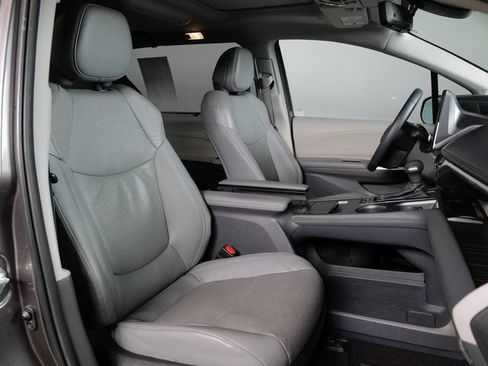 Used 2023 Toyota Sienna Limited AWD/4WD image 3
