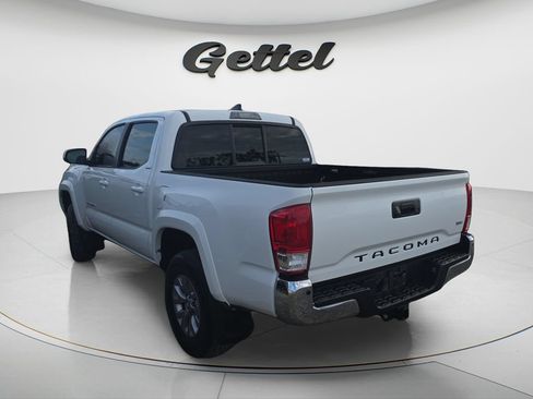 Used 2017 Toyota Tacoma SR5 w/ Tow Package RWD image 4