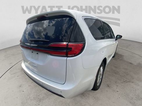 Used 2023 Chrysler Pacifica Touring-L FWD image 9