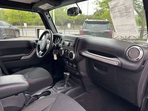 Used 2017 Jeep Wrangler Unlimited Sahara w/ Connectivity Group AWD/4WD image 24