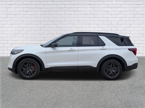 Used 2025 Ford Explorer ST AWD/4WD image 2