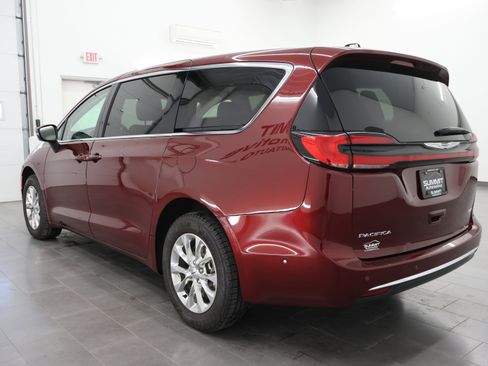 Used 2023 Chrysler Pacifica Touring-L AWD/4WD image 6