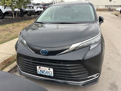 Used 2024 Toyota Sienna XLE image 2