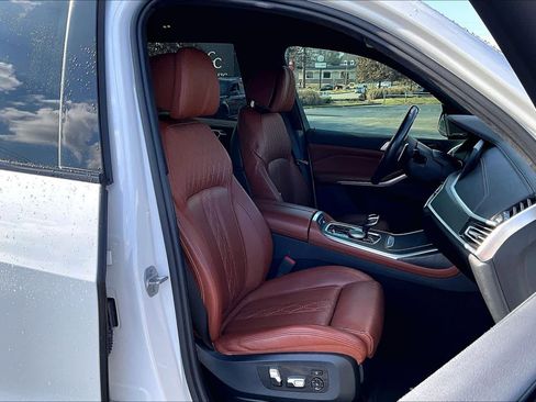Used 2022 BMW X7 M50i w/ Luxury Seating Package image 8