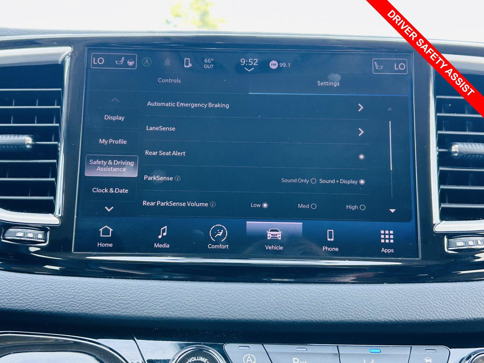 Used 2023 Chrysler Pacifica Touring-L FWD image 6