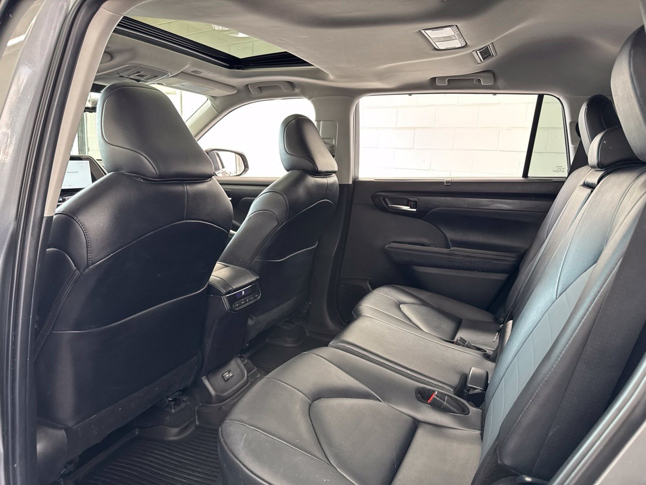 Used 2025 Toyota Highlander XLE AWD/4WD image 43