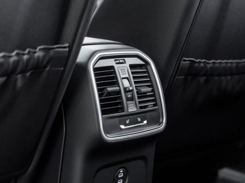 Certified 2026 Porsche Macan AWD/4WD image 36