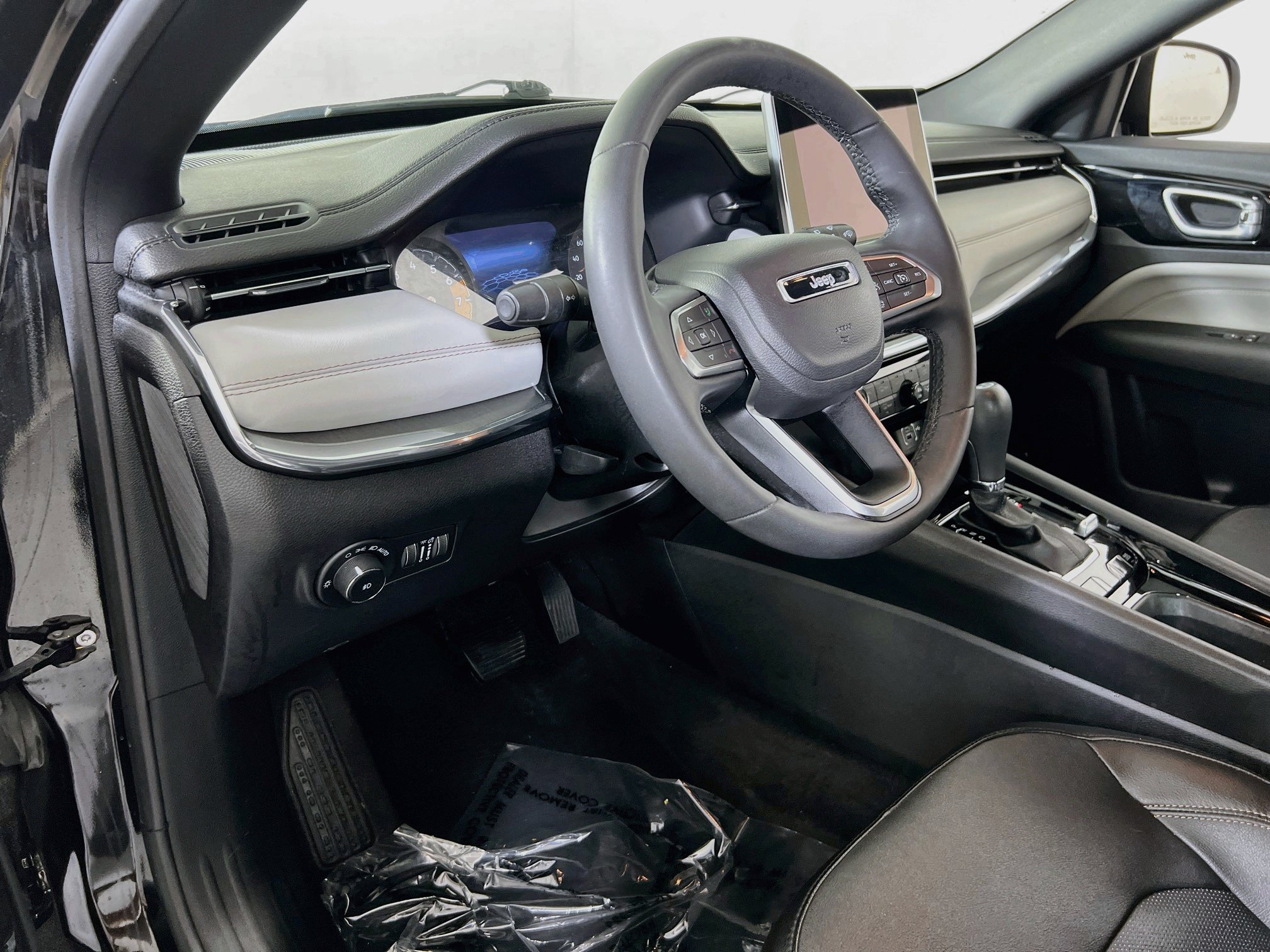 Used 2023 Jeep Compass Limited w/ Elite Group AWD/4WD image 9