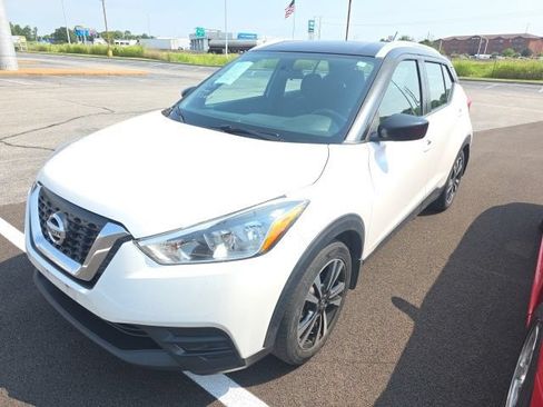 Used 2019 Nissan Kicks SV FWD image 1