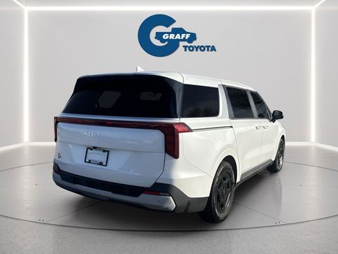 Used 2025 Kia Carnival FWD image 5
