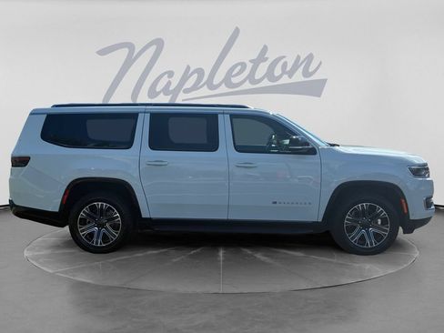 Used 2024 Jeep Wagoneer L Series II w/ Flexible Seating Group AWD/4WD image 9