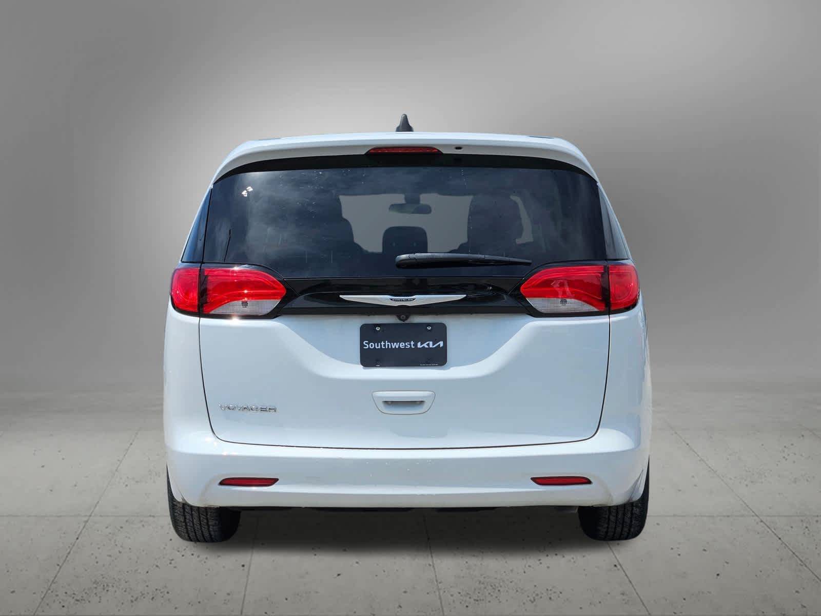 Used 2022 Chrysler Voyager LX FWD image 5