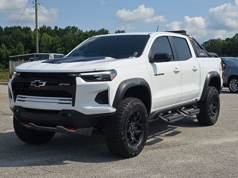 Used 2025 Chevrolet Colorado ZR2 w/ Midnight Edition AWD/4WD image 1
