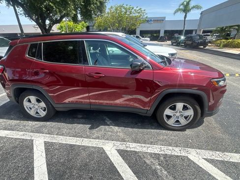 Used 2022 Jeep Compass Latitude FWD image 4
