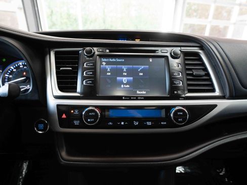 Used 2017 Toyota Highlander XLE AWD/4WD image 17